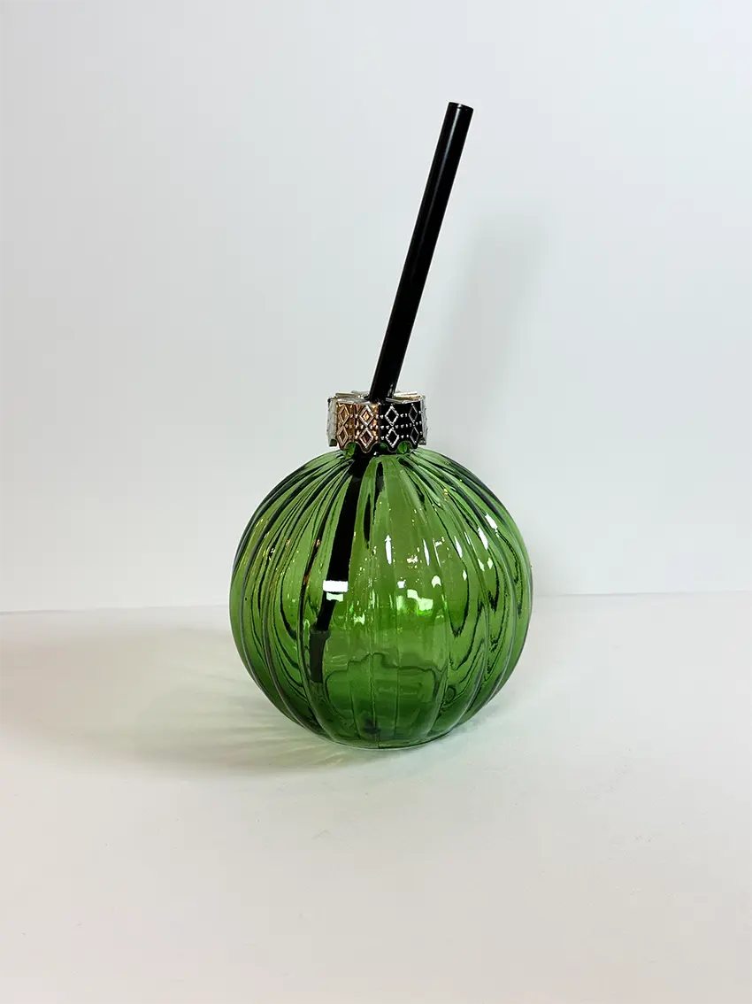 Bouteille verte avec paille