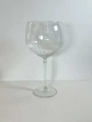 Verre sur pied structuré et transparent