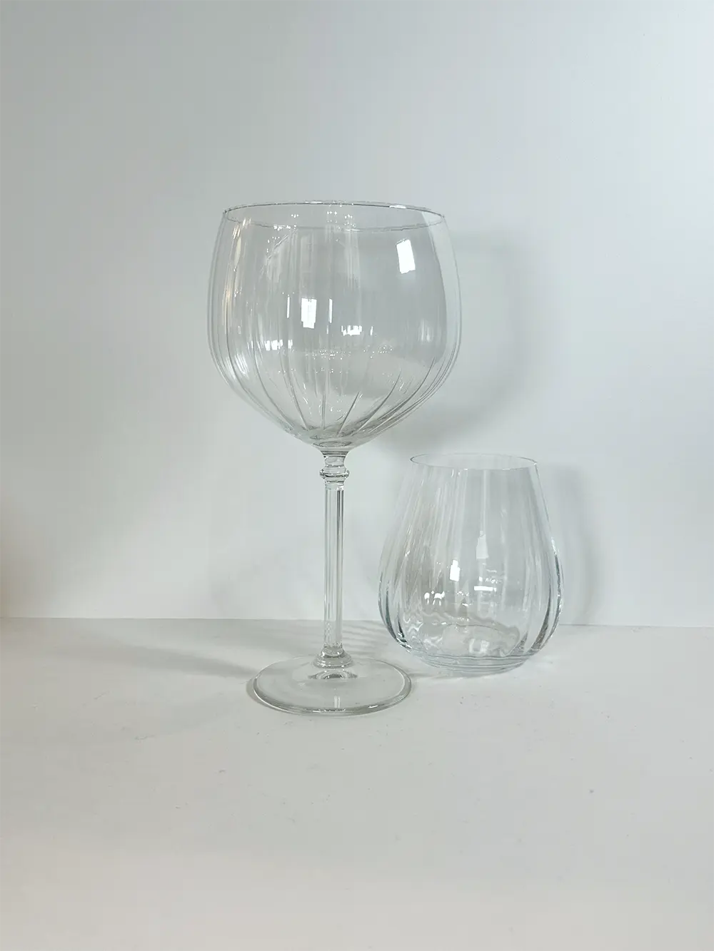 Verre sur pied structuré et transparent – Image 3