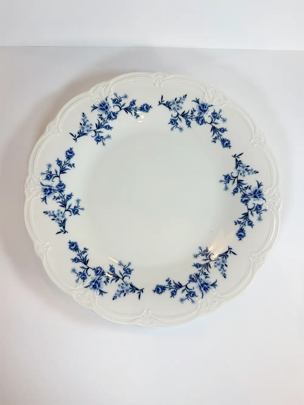 Assiette plate bleue fleurie rétro