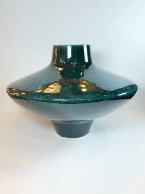 Vase vert sculpturale